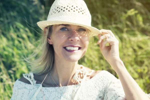 Mulher loira ao ar livre sorrindo para a câmera — Fotografia de Stock