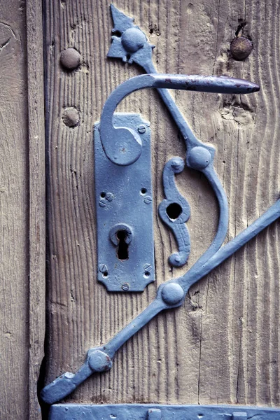 古い素朴なドア ハンドルのクローズ アップ — ストック写真