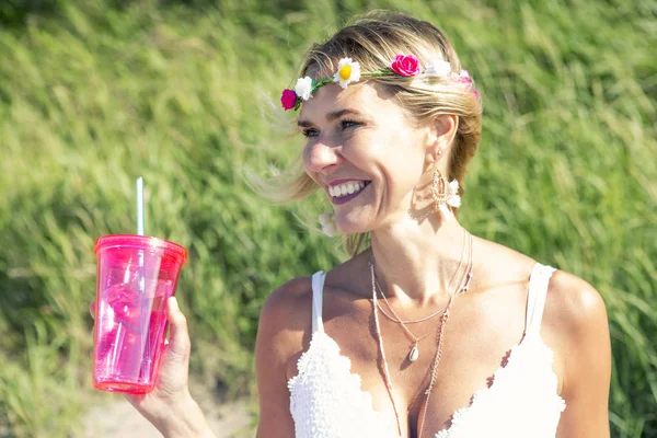 Mujer con flores en el pelo y sosteniendo una taza — Foto de Stock