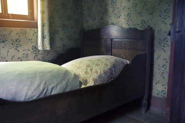 Cama de madeira velha com travesseiro fofo — Fotografia de Stock