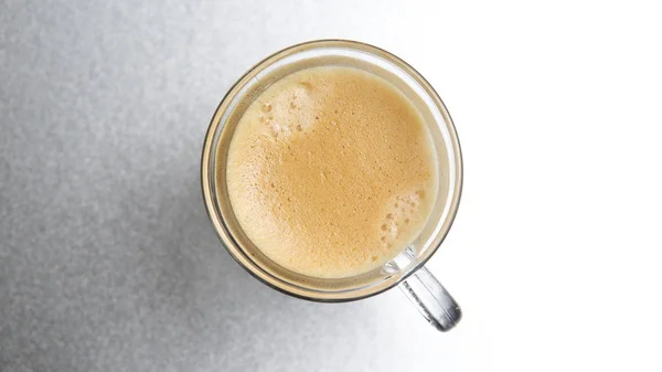 Glas met koffie op zilveren achtergrond — Stockfoto