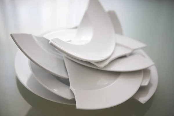 cam masa kırık beyaz tabaklar