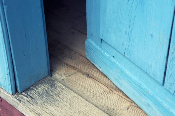 Nahaufnahme einer offenen alten blauen Holztür — Stockfoto