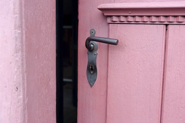 Closeup červené dveře se starou kliku — Stock fotografie