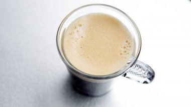 Gümüş arka plan üzerinde kahve ile cam