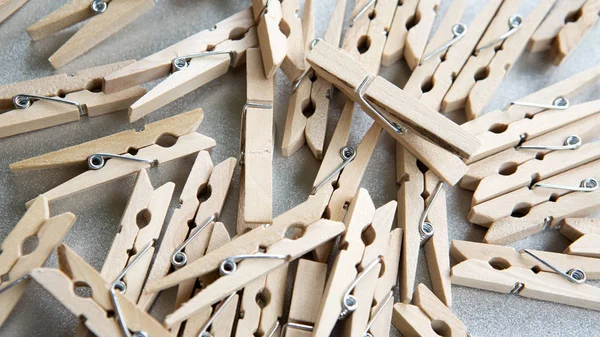 Holzklammer auf grauem Hintergrund — Stockfoto