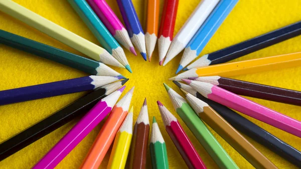 bir daire sarı arka plan üzerinde renkli kalemler