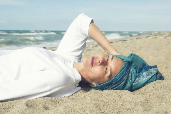 Hermosa mujer acostada en la playa — Foto de Stock