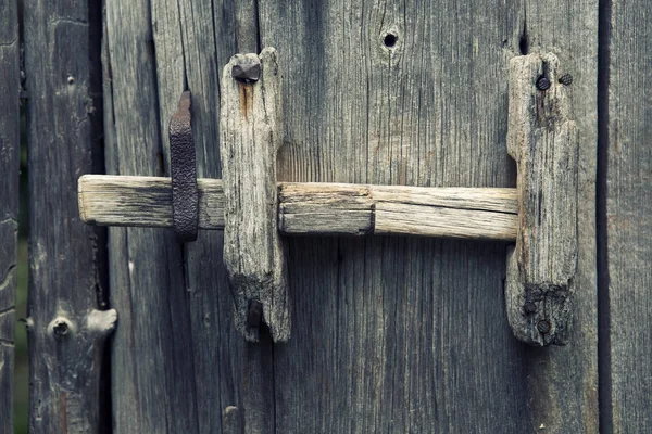 Vieille clôture en bois avec poignée de porte — Photo