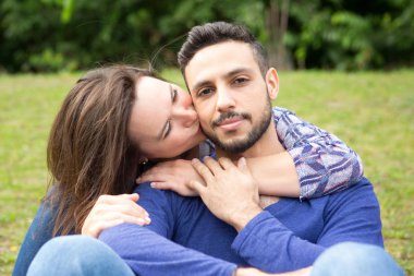 dışarıda parkta oturan genç güzel Çift