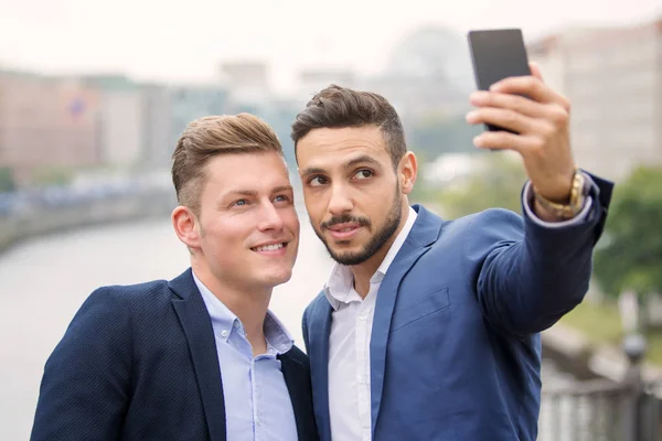 Dvě hezký podnikatelé mluví selfie — Stock fotografie