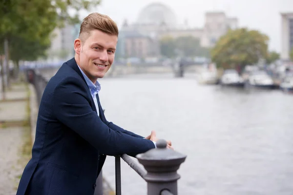 Blond mann med tysk parlament i bakgrunnen – stockfoto
