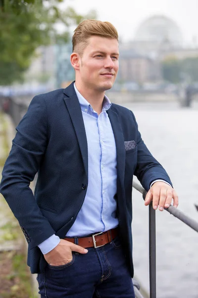 Blonder Mann mit deutschem Parlament im Hintergrund — Stockfoto