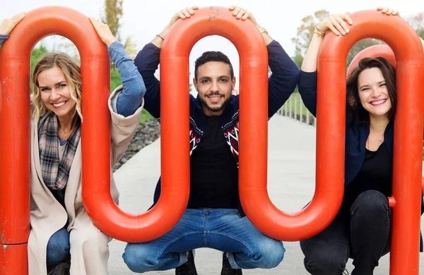 Tres amigos se divierten al aire libre en el parque —  Fotos de Stock