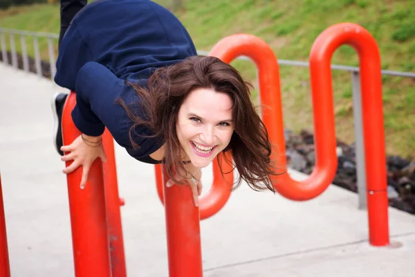 Joven morena mujer divirtiéndose en parque —  Fotos de Stock