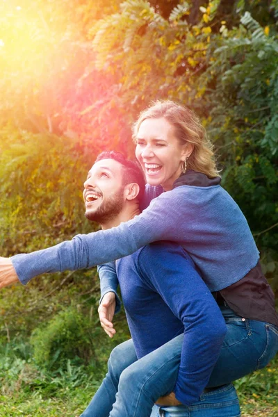 Giovane coppia divertirsi nel parco — Foto Stock