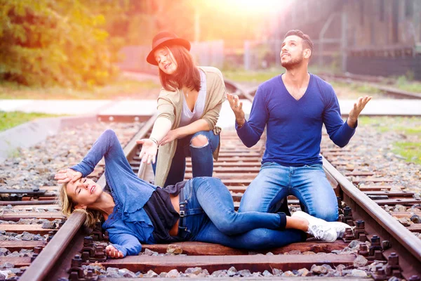 Tre amici che hanno fiun su binari del treno — Foto Stock