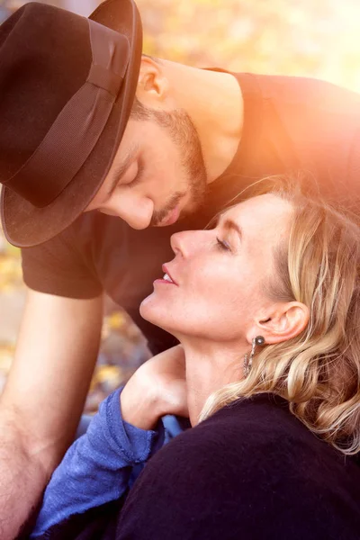 Romantisches Porträt eines schönen Paares beim Küssen — Stockfoto
