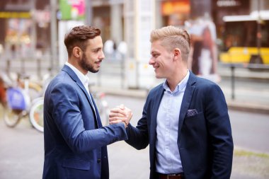 iki işadamları birbirimizi sokakta tebrik
