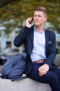 dışında oturan ve Evet sarışın işadamı