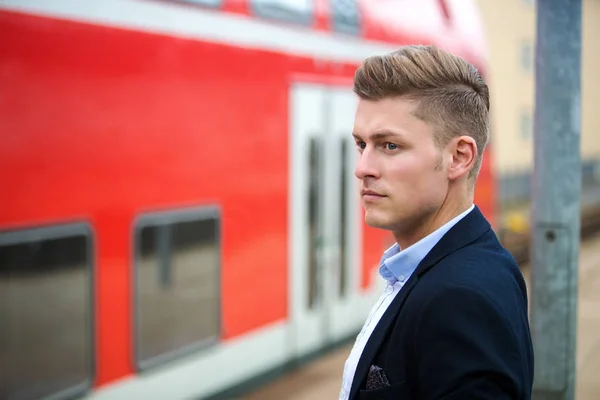 Blonde man wachten op de trein — Stockfoto