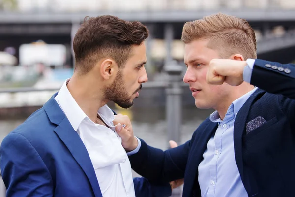 Zwei Geschäftsleute streiten sich draußen — Stockfoto