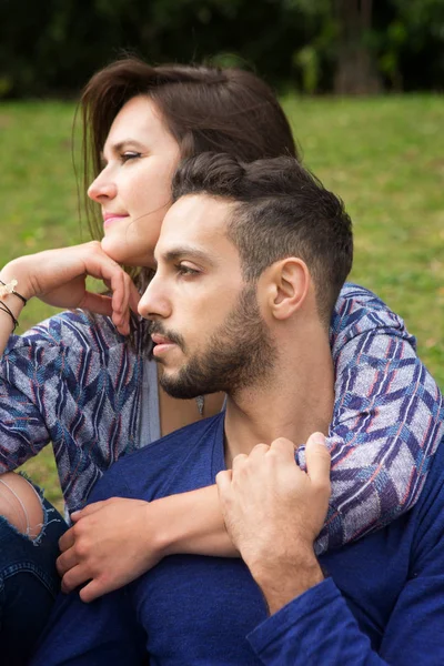 Jonge mooie paar zitten buiten in Park — Stockfoto