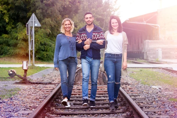 Tres amigos caminando en las vías del tren —  Fotos de Stock