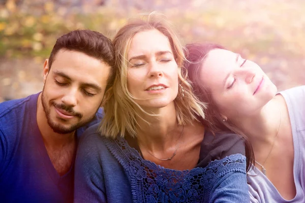 Retrato de tres amigos sentados afuera al sol —  Fotos de Stock