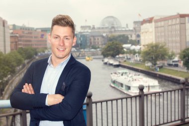 arka planda Alman Parlamentosu ile işadamı