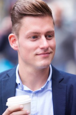 bir bardak tutan yakışıklı sarışın adam portresi