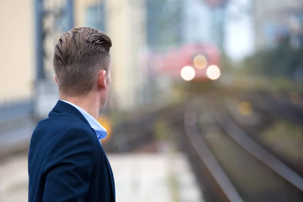 Blond man väntar på tåget — Stockfoto