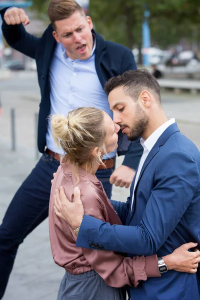 Para całuje, podczas gdy mężczyzna atakuje je — Zdjęcie stockowe