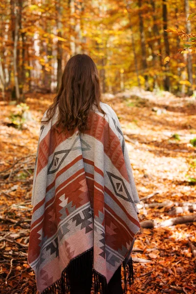Young woman walking in forest in autumn — Stock Photo, Image