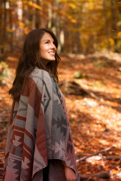 Mooie jonge vrouw buiten in de herfstzon — Stockfoto