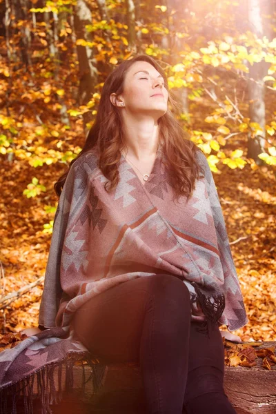 Bela jovem mulher fora no sol de outono — Fotografia de Stock