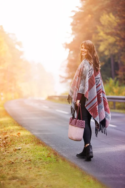 Jovem mulher andando na rua no outono — Fotografia de Stock