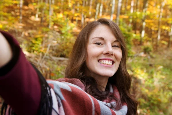 Jeune femme dehors en automne et prendre un selfie — Photo