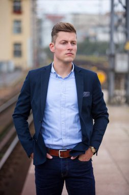 sarışın adam tren bekliyorsun