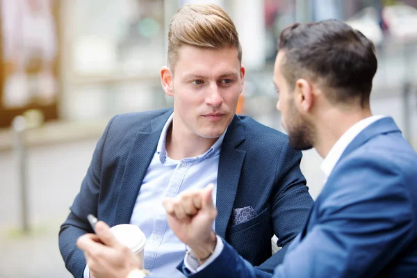 Два бизнесмена разговаривают на улице — стоковое фото