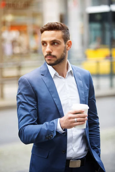 Empresário de pé na rua segurando uma xícara — Fotografia de Stock