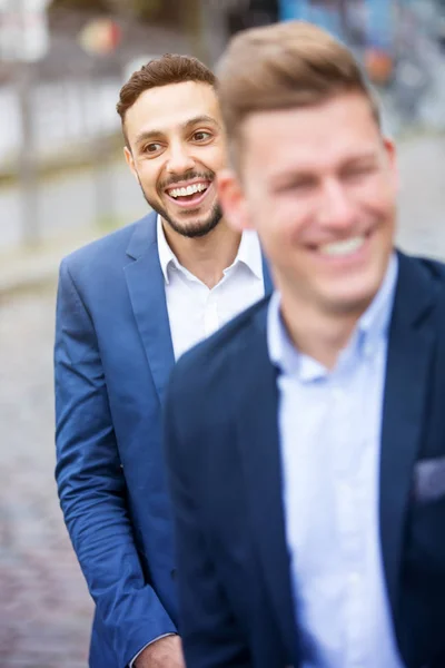 Két üzletember kívül álló, és nevetve — Stock Fotó