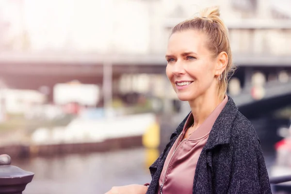 Portret van mooie blonde vrouw permanent buiten — Stockfoto