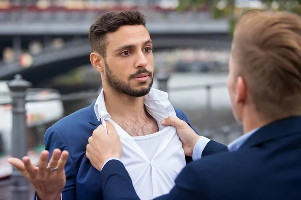 Zwei Geschäftsleute streiten sich draußen — Stockfoto