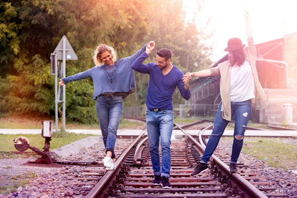 Három barátok, séta a síneken — Stock Fotó