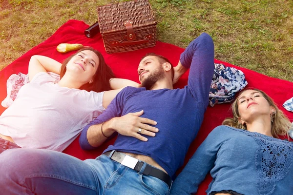 Drei Freunde picknicken und genießen die Sonne — Stockfoto