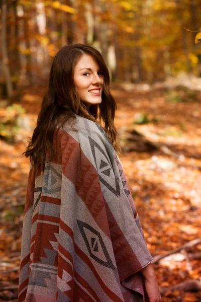 在森林里走在秋天的年轻女子 — 图库照片