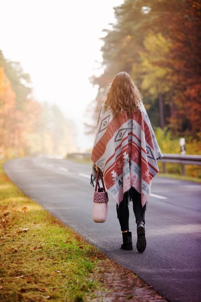 Jovem mulher andando na rua no outono — Fotografia de Stock