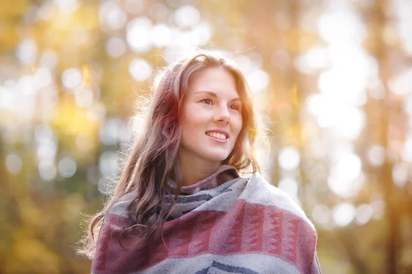Krásná mladá žena venku v podzimní slunce — Stock fotografie