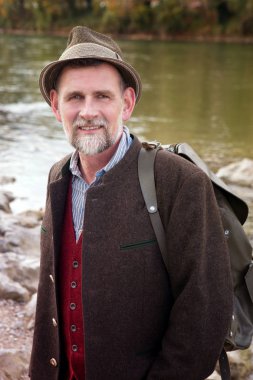 nehir kenarında ayakta Bavyera adam